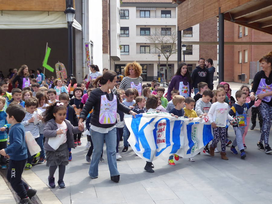 Mutrikutik goizeko 6ak aldera sartu ondoren, kostaldean zehar ibiliko da 21. Korrikaren lekukoa eskuz esku. Arratsaldean helduko da Donostiara eta bertan 42 kilometro egingo ditu auzo ezberdinetan. 