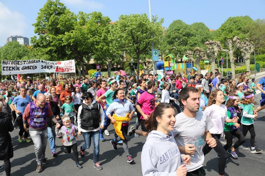 Mutrikutik goizeko 6ak aldera sartu ondoren, kostaldean zehar ibiliko da 21. Korrikaren lekukoa eskuz esku. Arratsaldean helduko da Donostiara eta bertan 42 kilometro egingo ditu auzo ezberdinetan. 