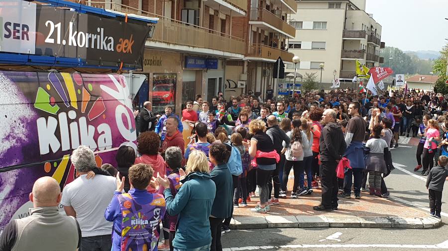 Mutrikutik goizeko 6ak aldera sartu ondoren, kostaldean zehar ibiliko da 21. Korrikaren lekukoa eskuz esku. Arratsaldean helduko da Donostiara eta bertan 42 kilometro egingo ditu auzo ezberdinetan. 