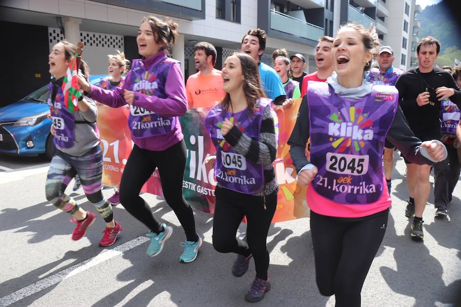 Mutrikutik goizeko 6ak aldera sartu ondoren, kostaldean zehar ibiliko da 21. Korrikaren lekukoa eskuz esku. Arratsaldean helduko da Donostiara eta bertan 42 kilometro egingo ditu auzo ezberdinetan. 