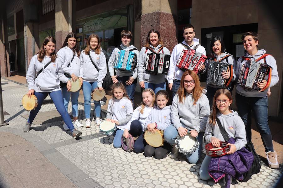 Mutrikutik goizeko 6ak aldera sartu ondoren, kostaldean zehar ibiliko da 21. Korrikaren lekukoa eskuz esku. Arratsaldean helduko da Donostiara eta bertan 42 kilometro egingo ditu auzo ezberdinetan. 