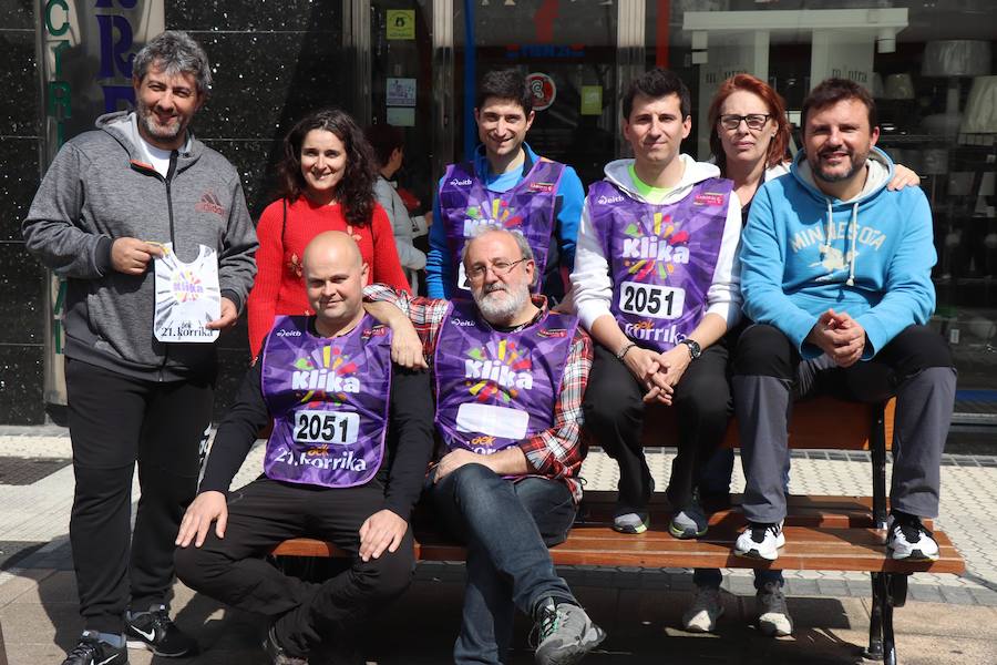 Mutrikutik goizeko 6ak aldera sartu ondoren, kostaldean zehar ibiliko da 21. Korrikaren lekukoa eskuz esku. Arratsaldean helduko da Donostiara eta bertan 42 kilometro egingo ditu auzo ezberdinetan. 