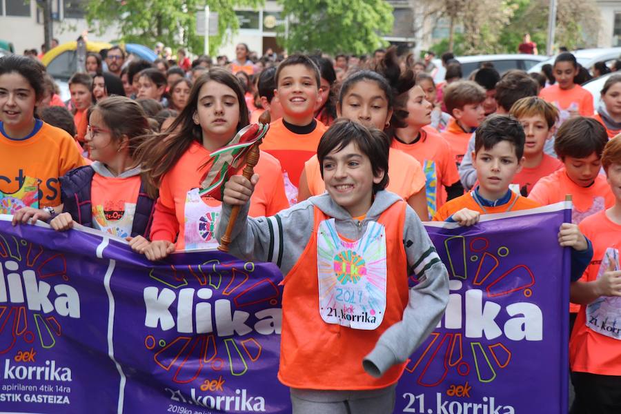 Mutrikutik goizeko 6ak aldera sartu ondoren, kostaldean zehar ibiliko da 21. Korrikaren lekukoa eskuz esku. Arratsaldean helduko da Donostiara eta bertan 42 kilometro egingo ditu auzo ezberdinetan. 