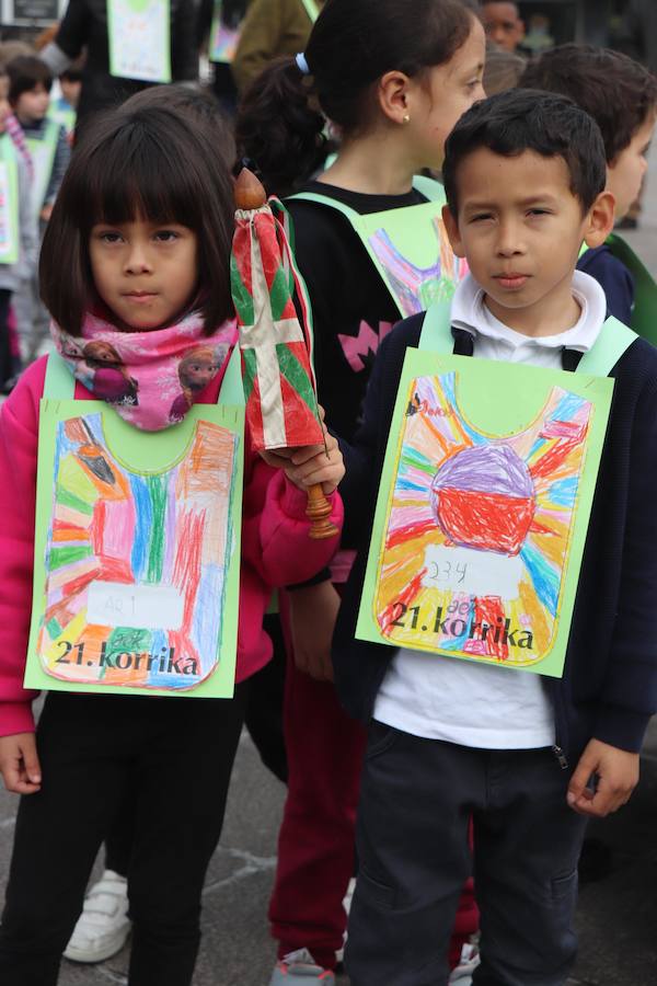 Mutrikutik goizeko 6ak aldera sartu ondoren, kostaldean zehar ibiliko da 21. Korrikaren lekukoa eskuz esku. Arratsaldean helduko da Donostiara eta bertan 42 kilometro egingo ditu auzo ezberdinetan. 