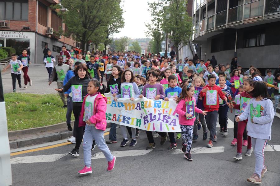 Mutrikutik goizeko 6ak aldera sartu ondoren, kostaldean zehar ibiliko da 21. Korrikaren lekukoa eskuz esku. Arratsaldean helduko da Donostiara eta bertan 42 kilometro egingo ditu auzo ezberdinetan. 