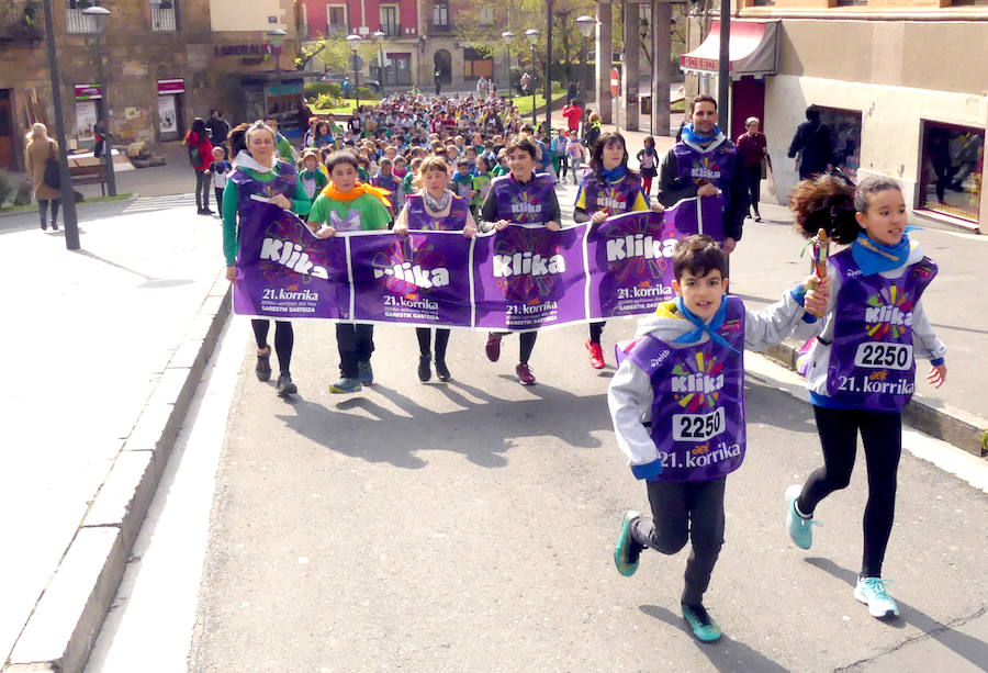 Mutrikutik goizeko 6ak aldera sartu ondoren, kostaldean zehar ibiliko da 21. Korrikaren lekukoa eskuz esku. Arratsaldean helduko da Donostiara eta bertan 42 kilometro egingo ditu auzo ezberdinetan. 
