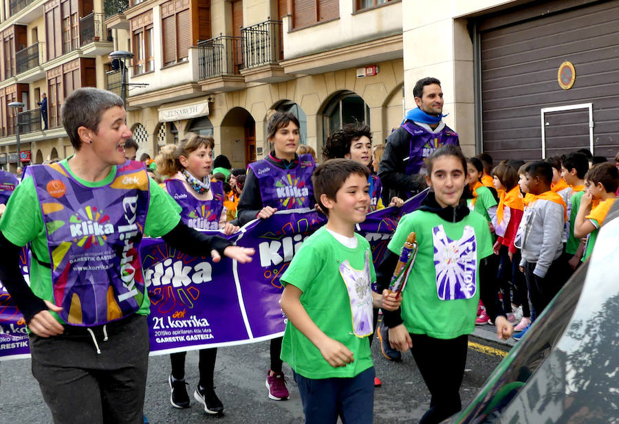Mutrikutik goizeko 6ak aldera sartu ondoren, kostaldean zehar ibiliko da 21. Korrikaren lekukoa eskuz esku. Arratsaldean helduko da Donostiara eta bertan 42 kilometro egingo ditu auzo ezberdinetan. 