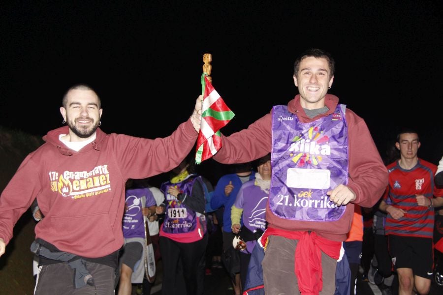 Mutrikutik goizeko 6ak aldera sartu ondoren, kostaldean zehar ibiliko da 21. Korrikaren lekukoa eskuz esku. Arrastsaldean helduko da Donostiara eta bertan 42 kilometro egingo ditu auzo esberdineta. 