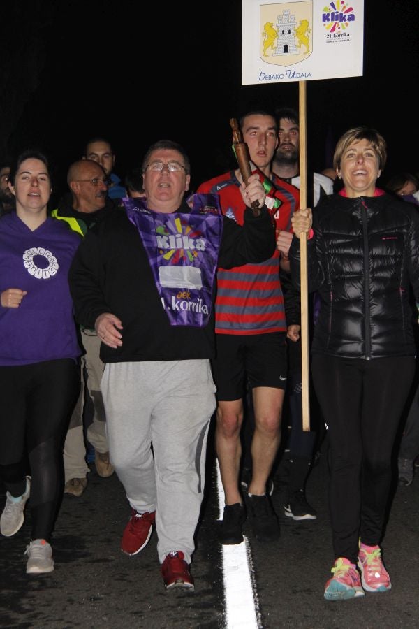 Mutrikutik goizeko 6ak aldera sartu ondoren, kostaldean zehar ibiliko da 21. Korrikaren lekukoa eskuz esku. Arrastsaldean helduko da Donostiara eta bertan 42 kilometro egingo ditu auzo esberdineta. 
