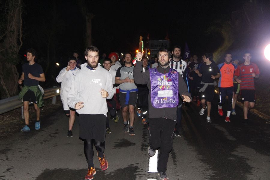 Mutrikutik goizeko 6ak aldera sartu ondoren, kostaldean zehar ibiliko da 21. Korrikaren lekukoa eskuz esku. Arrastsaldean helduko da Donostiara eta bertan 42 kilometro egingo ditu auzo esberdineta. 