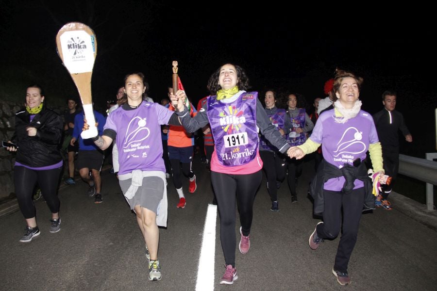 Mutrikutik goizeko 6ak aldera sartu ondoren, kostaldean zehar ibiliko da 21. Korrikaren lekukoa eskuz esku. Arrastsaldean helduko da Donostiara eta bertan 42 kilometro egingo ditu auzo esberdineta. 