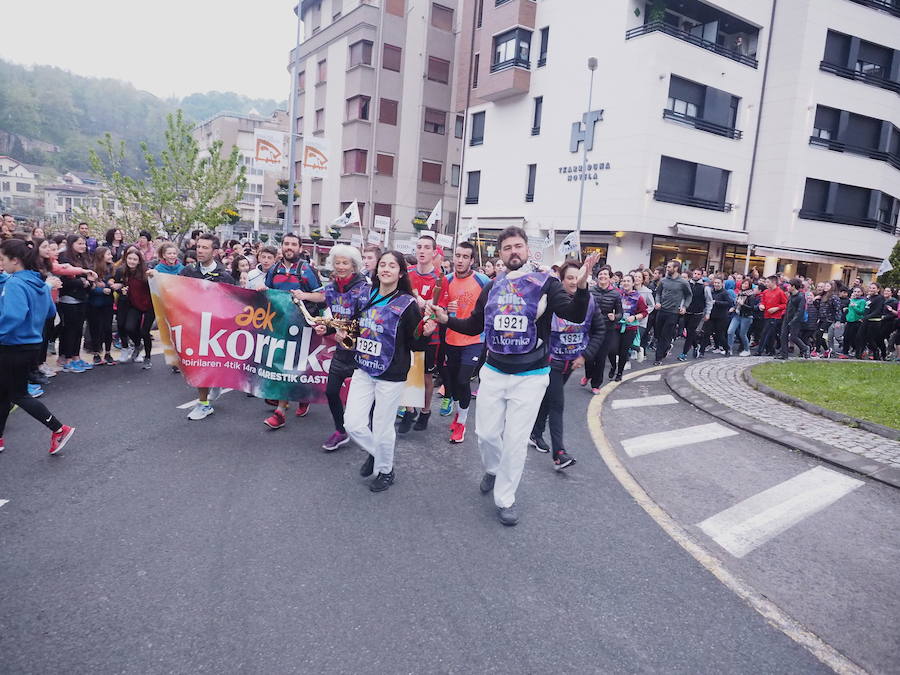 Mutrikutik goizeko 6ak aldera sartu ondoren, kostaldean zehar ibiliko da 21. Korrikaren lekukoa eskuz esku. Arrastsaldean helduko da Donostiara eta bertan 42 kilometro egingo ditu auzo esberdineta. 