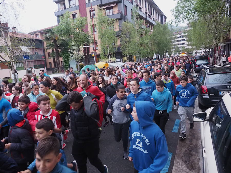 Mutrikutik goizeko 6ak aldera sartu ondoren, kostaldean zehar ibiliko da 21. Korrikaren lekukoa eskuz esku. Arrastsaldean helduko da Donostiara eta bertan 42 kilometro egingo ditu auzo esberdineta. 