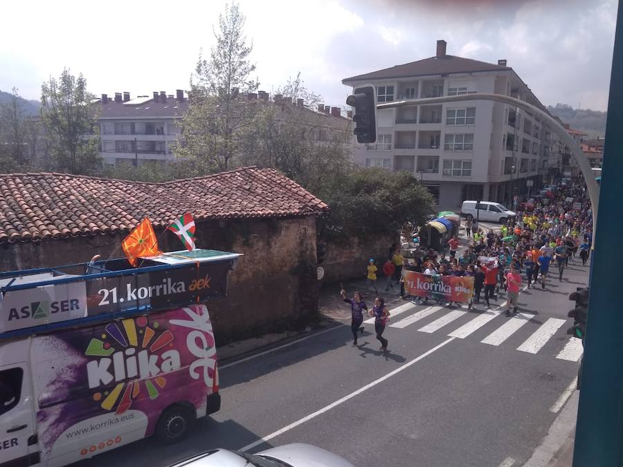 Mutrikutik goizeko 6ak aldera sartu ondoren, kostaldean zehar ibiliko da 21. Korrikaren lekukoa eskuz esku. Arratsaldean helduko da Donostiara eta bertan 42 kilometro egingo ditu auzo ezberdinetan. 