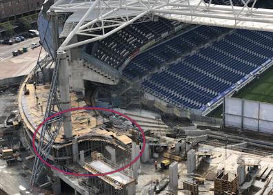 Imagen secundaria 1 - 1)Zona del hall de entrada. Señalizado la estructura de los tornos. 2) Imagen del inicio de la construcción de la tienda y museo 3) En la imagen se aprecia la rampa de acceso al parking del fondo norte. 