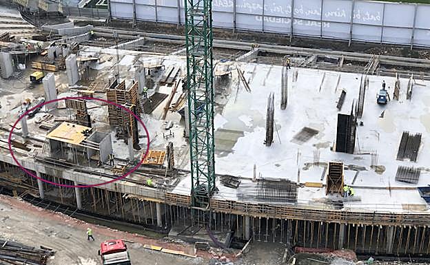 Imagen principal - 1)Zona del hall de entrada. Señalizado la estructura de los tornos. 2) Imagen del inicio de la construcción de la tienda y museo 3) En la imagen se aprecia la rampa de acceso al parking del fondo norte. 