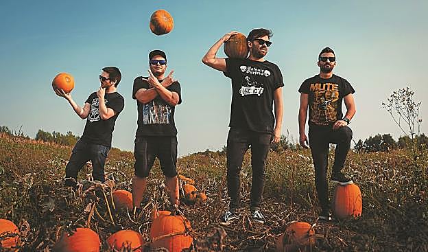 Ander Xabier Tejadas (guitarra y voz), Manuel Ruiz (guitarra), Borja Iriarte (batería y coros) y Josu Alecha (bajo y coros) forman el grupo donostiarra Adrenalized.