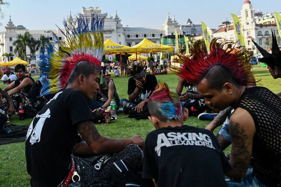 Los punks se reúnen para celebrar la víspera del festival acuático de Año Nuevo de Myanmar, también conocido como Thingyan («cambio de lugar»). Simboliza el lavado de la mala suerte y los pecados del año anterior para un nuevo comienzo limpio de todo lo malo. El año nuevo también se celebra en estas fechas en los países budistas Therevada vecinos, Tailandia, Laos y Camboya.