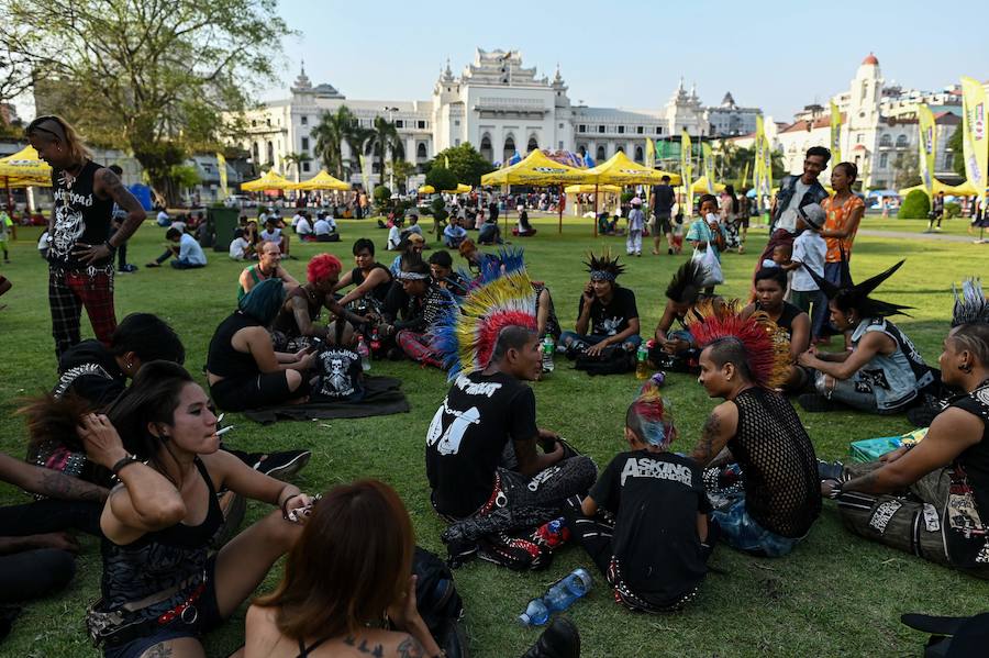 Los punks se reúnen para celebrar la víspera del festival acuático de Año Nuevo de Myanmar, también conocido como Thingyan («cambio de lugar»). Simboliza el lavado de la mala suerte y los pecados del año anterior para un nuevo comienzo limpio de todo lo malo. El año nuevo también se celebra en estas fechas en los países budistas Therevada vecinos, Tailandia, Laos y Camboya.