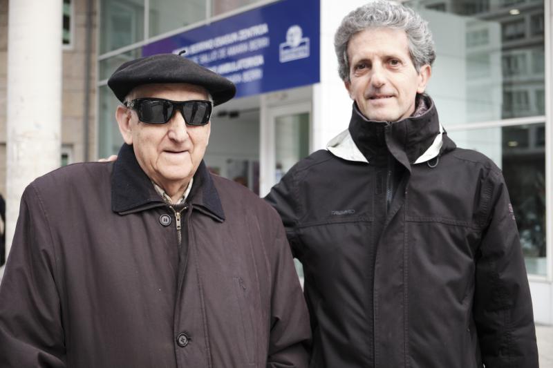 Fausto y Ricardo Nicolás, padre e hijo, acudieron al centro de salud de Amara Berri y fueron atendidos «sin problema, como un día normal».