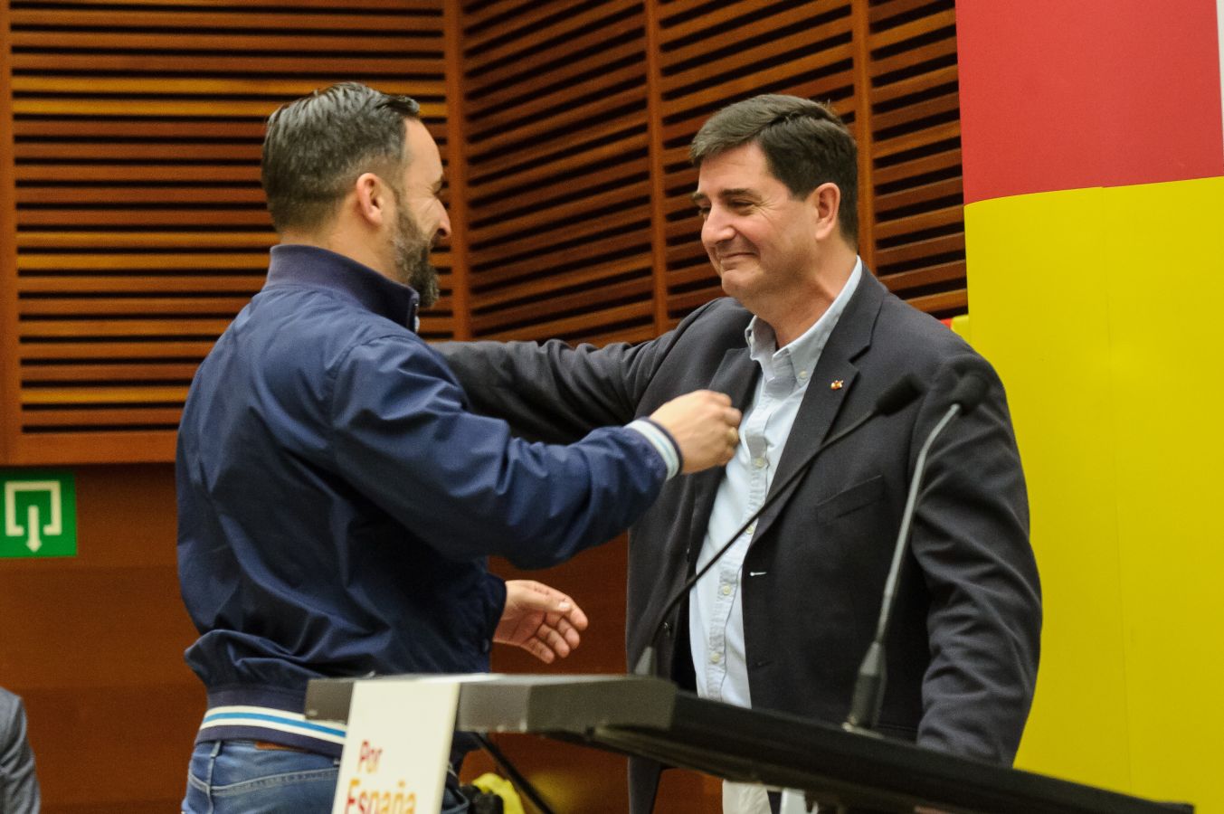 El líder de VOX, Santiago Abascal, ha realizado su segundo acto de campaña con un mitin en San Sebastián donde se han vivido momentos de tensión cuando a la salida los asistentes al acto se han cruzado con contramanifestantes.