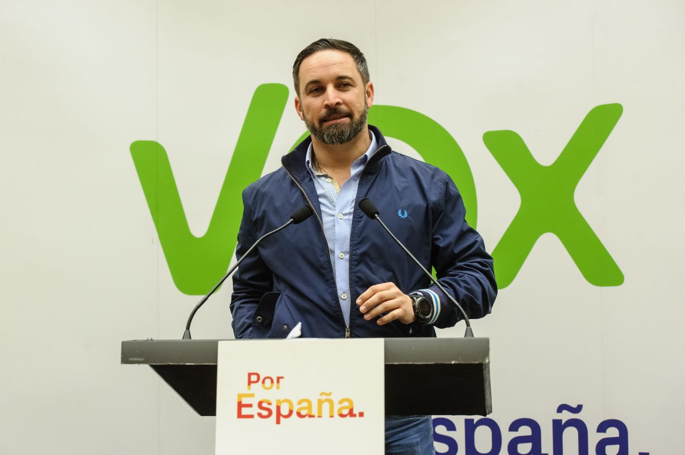 El líder de VOX, Santiago Abascal, ha realizado su segundo acto de campaña con un mitin en San Sebastián donde se han vivido momentos de tensión cuando a la salida los asistentes al acto se han cruzado con contramanifestantes.