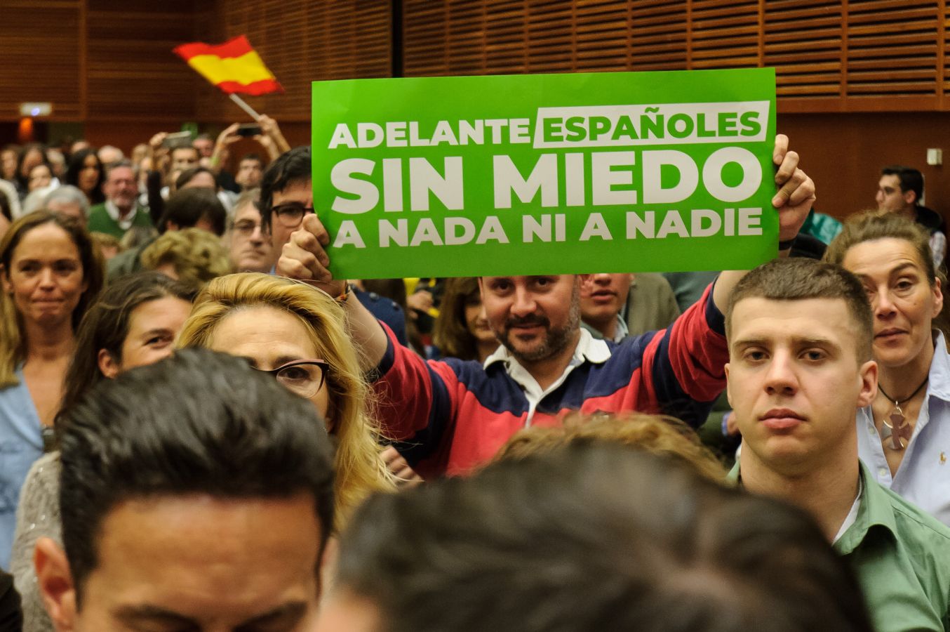 El líder de VOX, Santiago Abascal, ha realizado su segundo acto de campaña con un mitin en San Sebastián donde se han vivido momentos de tensión cuando a la salida los asistentes al acto se han cruzado con contramanifestantes.