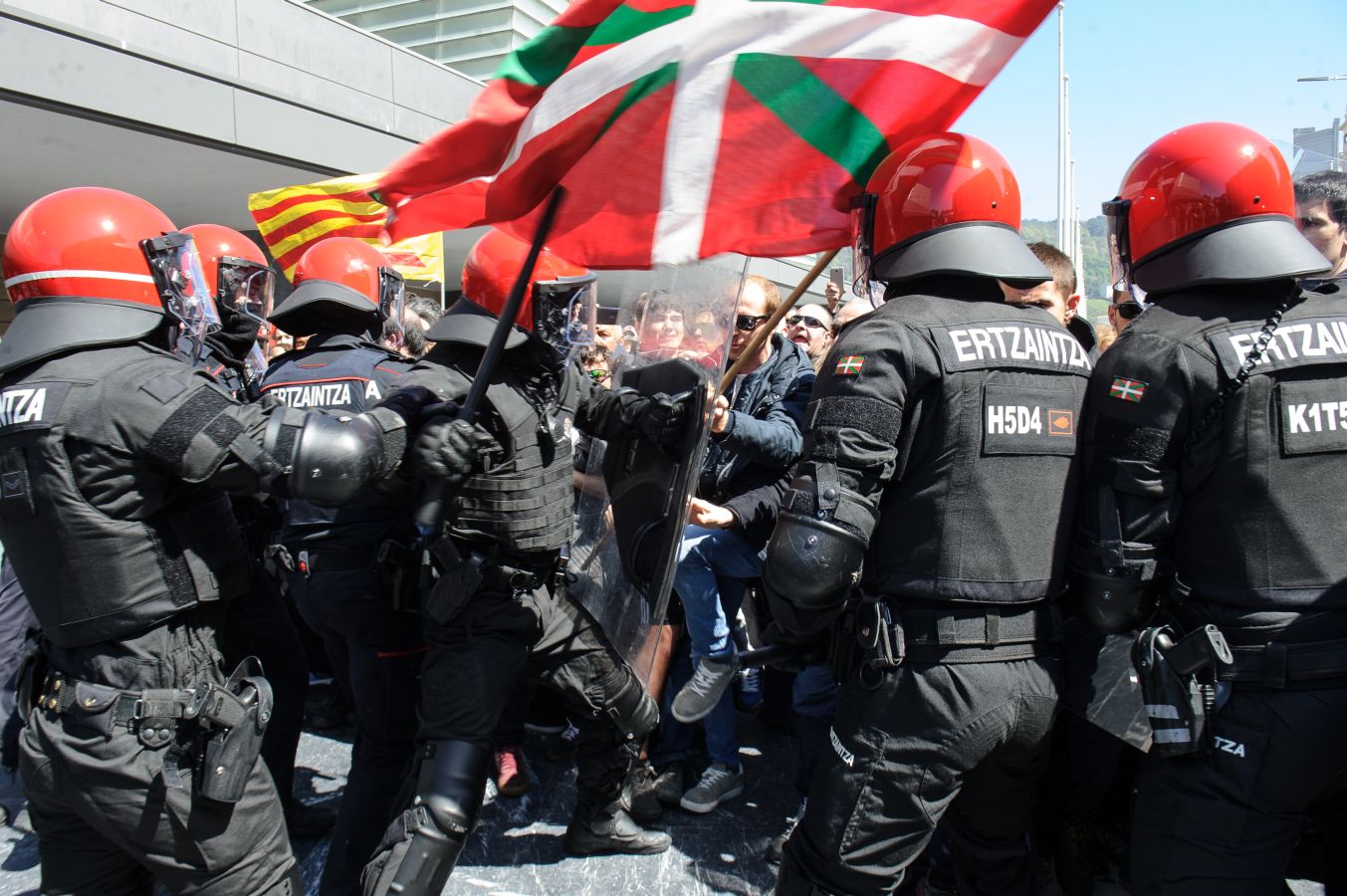 El líder de VOX, Santiago Abascal, ha realizado su segundo acto de campaña con un mitin en San Sebastián donde se han vivido momentos de tensión cuando a la salida los asistentes al acto se han cruzado con contramanifestantes.