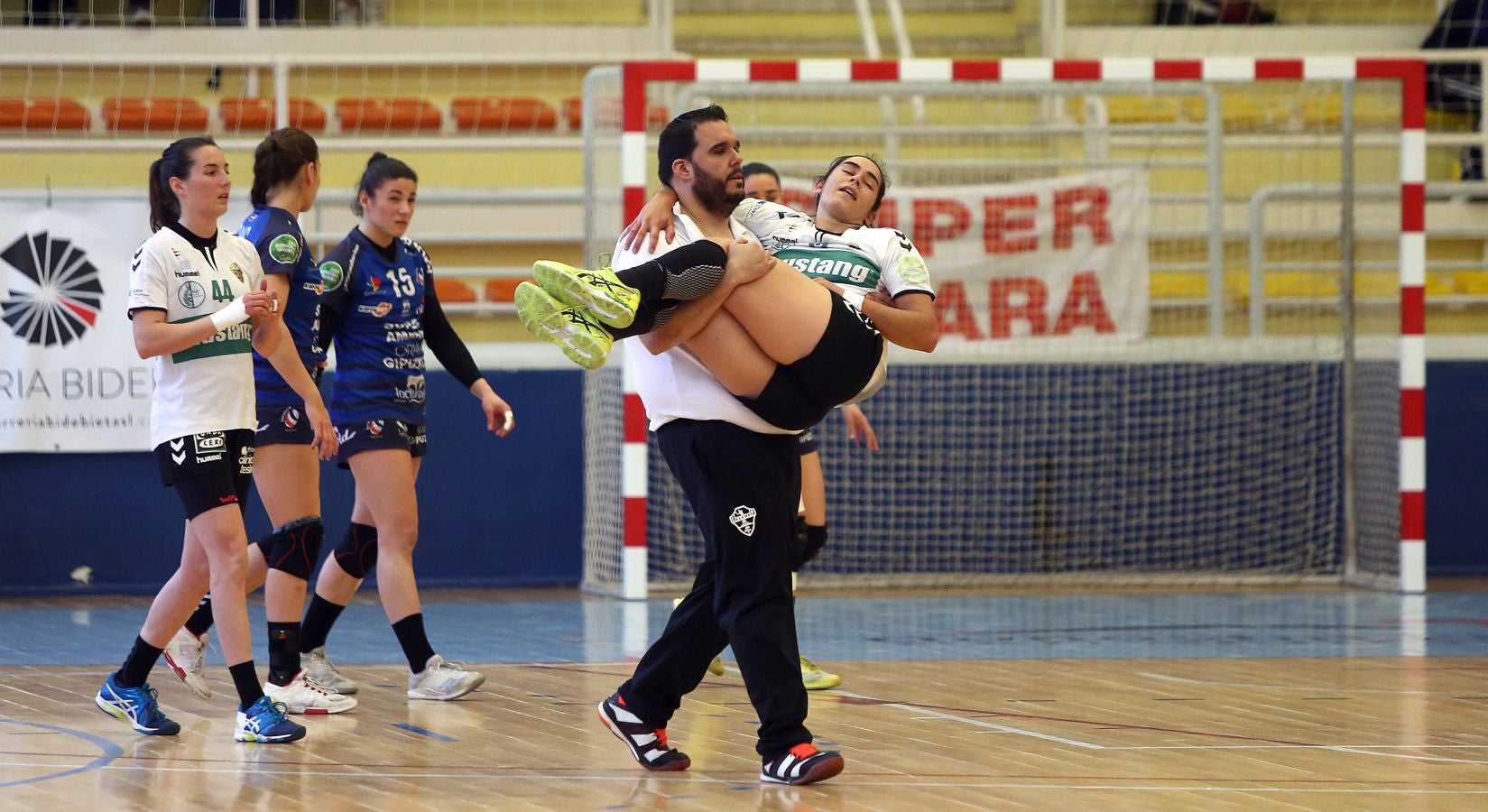 Gran victoria del Super Amara Bera Bera sobre el Elche Mustang. Gracias esta victoria el Super Amara quiere reivindicar sus opciones de luchar por el título, aunque para ello es preciso que el Rocasa ceda antes del final del campeonato.