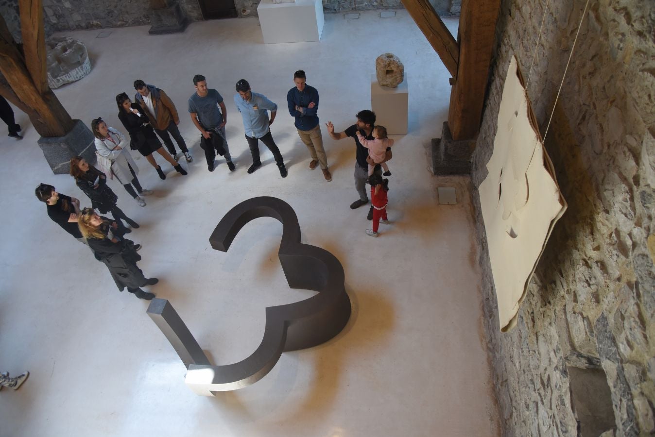 Los primeros visitantes han pasado por el nuevo Chillida Leku y han podido disfrutar, con el mejor tiempo posible, del Museo guipuzcoano.