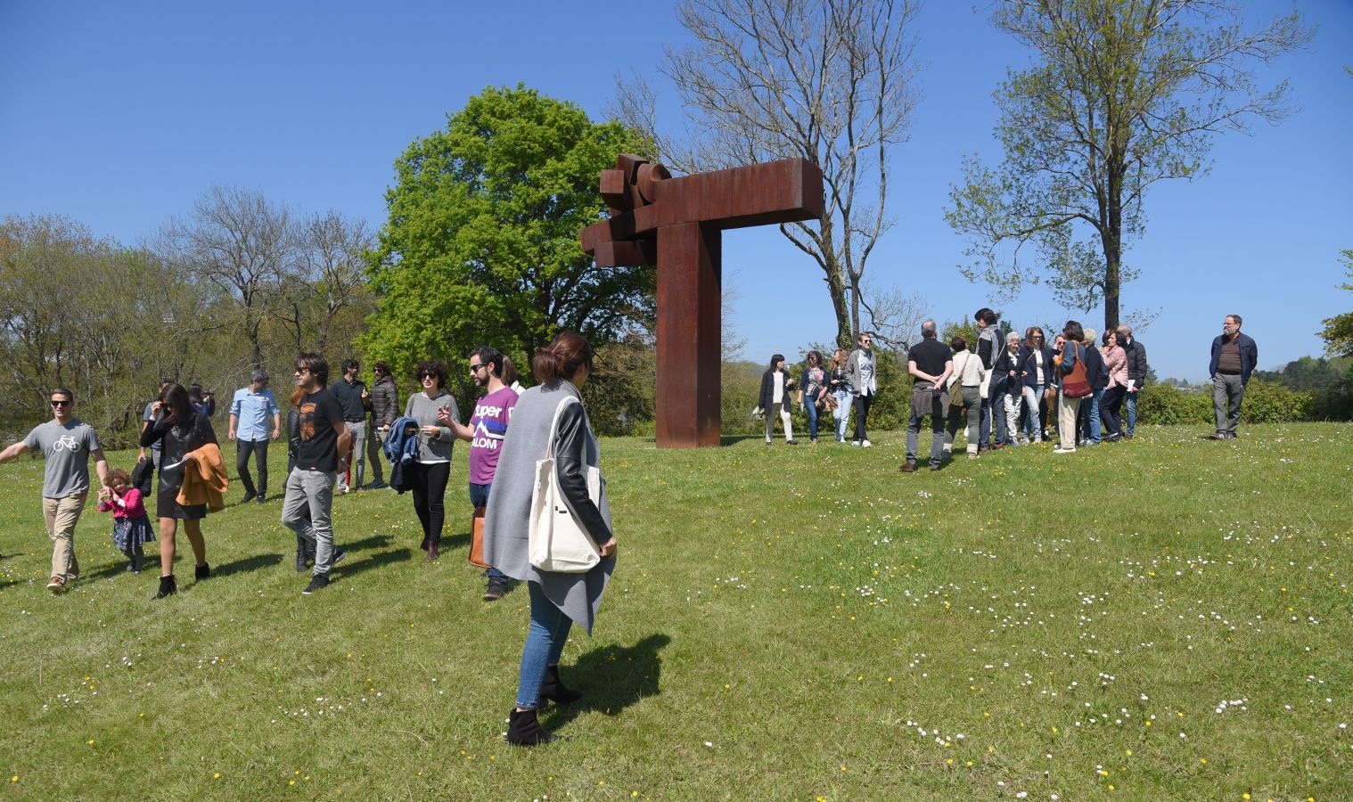 Los primeros visitantes han pasado por el nuevo Chillida Leku y han podido disfrutar, con el mejor tiempo posible, del Museo guipuzcoano.