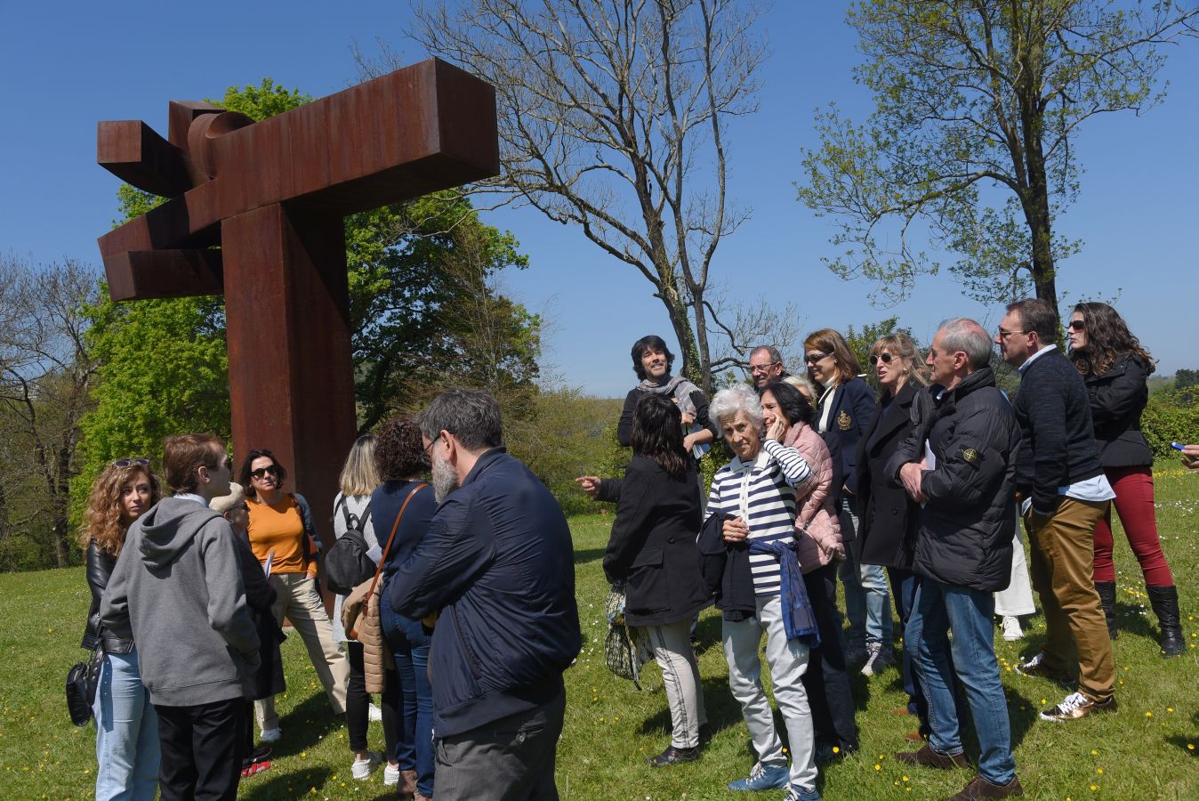 Los primeros visitantes han pasado por el nuevo Chillida Leku y han podido disfrutar, con el mejor tiempo posible, del Museo guipuzcoano.