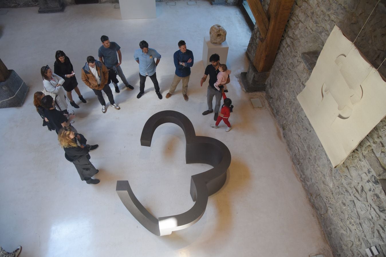 Los primeros visitantes han pasado por el nuevo Chillida Leku y han podido disfrutar, con el mejor tiempo posible, del Museo guipuzcoano.
