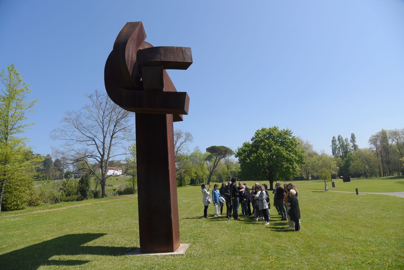 Los primeros visitantes han pasado por el nuevo Chillida Leku y han podido disfrutar, con el mejor tiempo posible, del Museo guipuzcoano.
