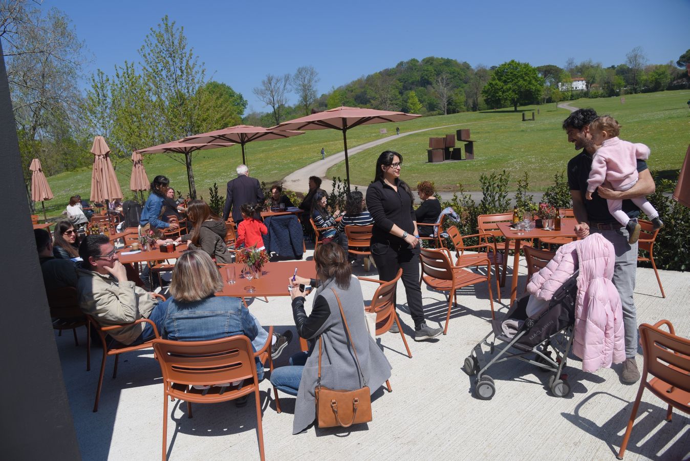 Los primeros visitantes han pasado por el nuevo Chillida Leku y han podido disfrutar, con el mejor tiempo posible, del Museo guipuzcoano.