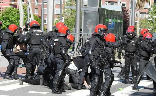 Varios agentes intervienen en un altercado a las puetas del Euskaldun. 