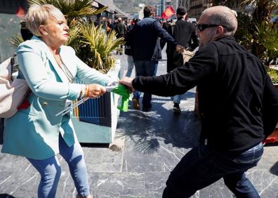 Imagen secundaria 1 - Simpatizantes de Vox han sido increpados y acosados por un grupo de la izquierda abertzale en San Sebastián.