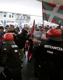 Imagen secundaria 2 - Simpatizantes de Vox han sido increpados y acosados por un grupo de la izquierda abertzale en San Sebastián.