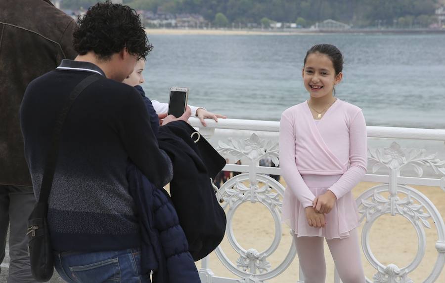 Cientos de bailarinas y bailarines volvieron a llenar un año más el Paseo de La Concha para celebrar el mes de la danza.
