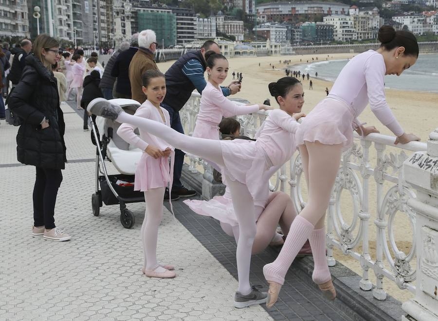Cientos de bailarinas y bailarines volvieron a llenar un año más el Paseo de La Concha para celebrar el mes de la danza.