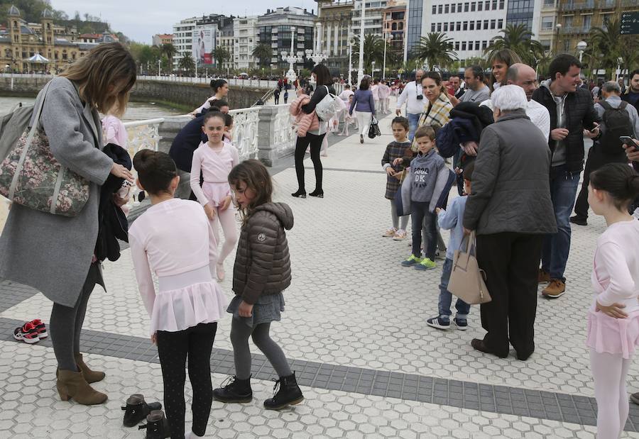 Cientos de bailarinas y bailarines volvieron a llenar un año más el Paseo de La Concha para celebrar el mes de la danza.