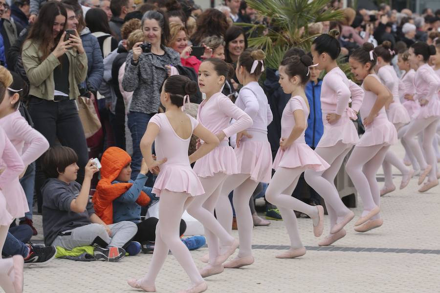 Cientos de bailarinas y bailarines volvieron a llenar un año más el Paseo de La Concha para celebrar el mes de la danza.