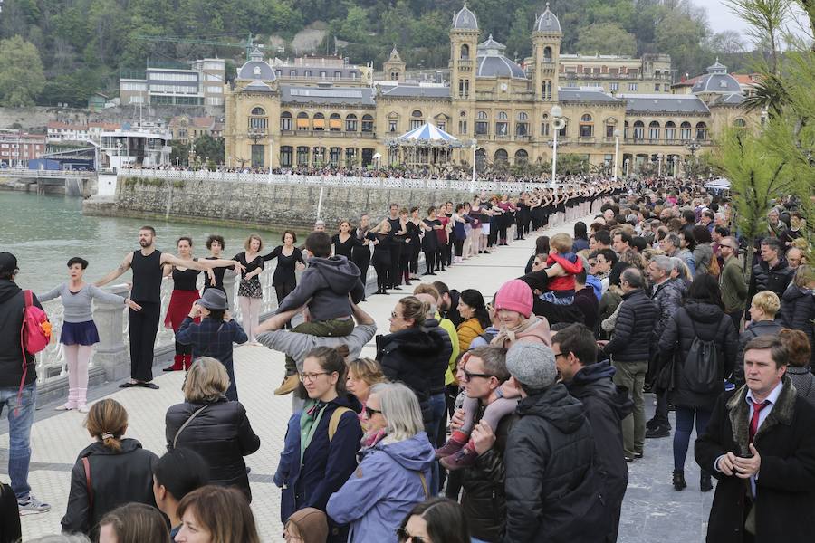 Cientos de bailarinas y bailarines volvieron a llenar un año más el Paseo de La Concha para celebrar el mes de la danza.