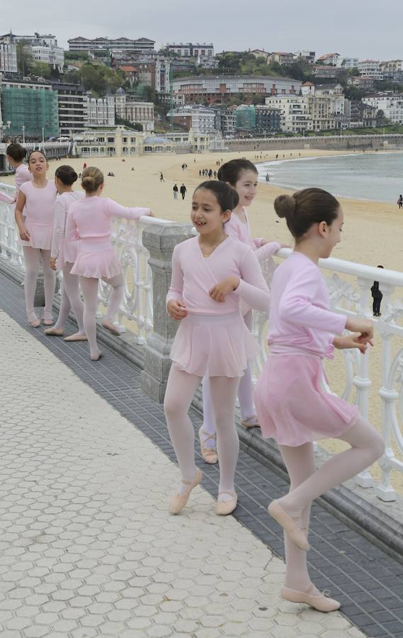 Cientos de bailarinas y bailarines volvieron a llenar un año más el Paseo de La Concha para celebrar el mes de la danza.
