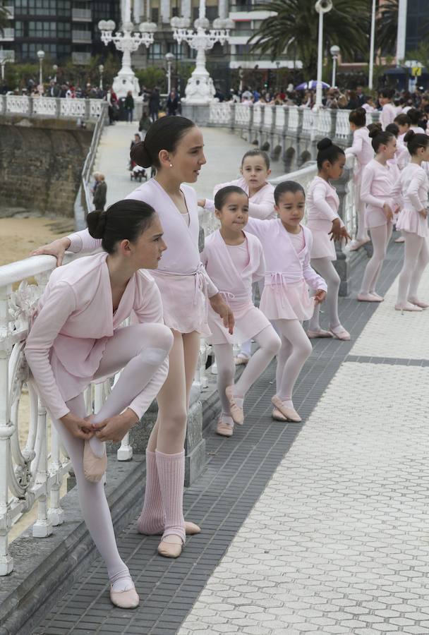 Cientos de bailarinas y bailarines volvieron a llenar un año más el Paseo de La Concha para celebrar el mes de la danza.