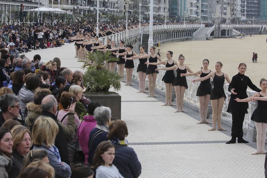 Cientos de bailarinas y bailarines volvieron a llenar un año más el Paseo de La Concha para celebrar el mes de la danza.