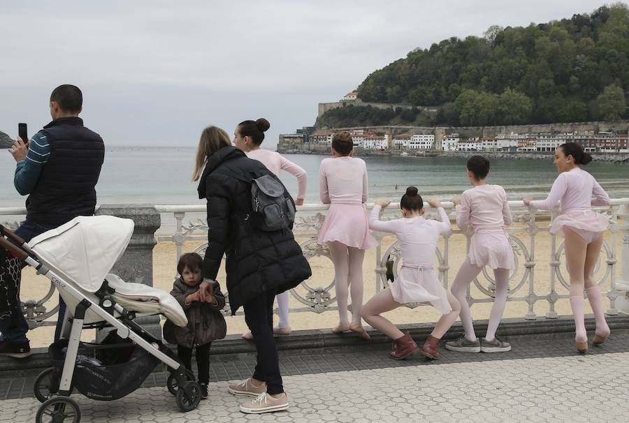 Cientos de bailarinas y bailarines volvieron a llenar un año más el Paseo de La Concha para celebrar el mes de la danza.
