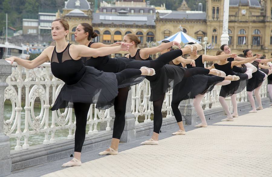 Cientos de bailarinas y bailarines volvieron a llenar un año más el Paseo de La Concha para celebrar el mes de la danza.