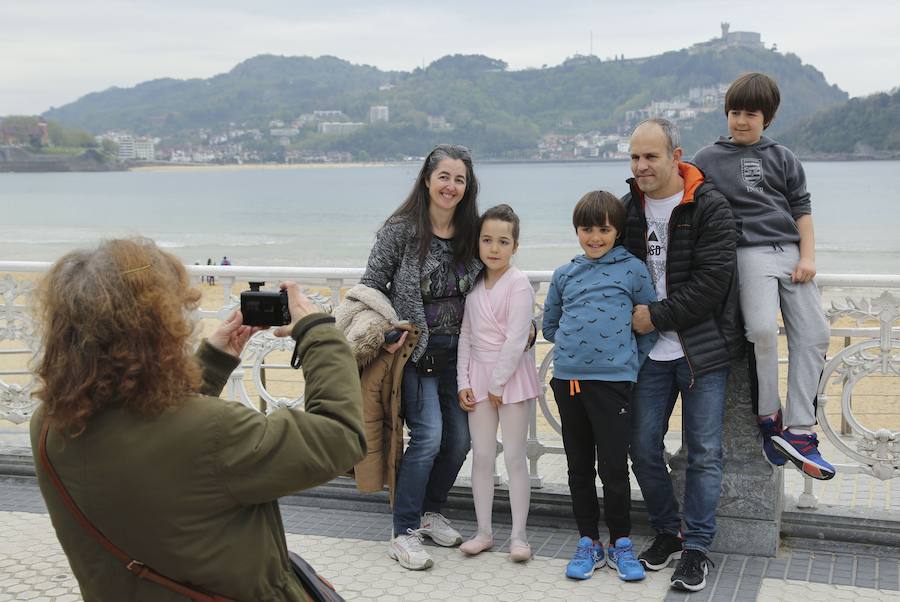 Cientos de bailarinas y bailarines volvieron a llenar un año más el Paseo de La Concha para celebrar el mes de la danza.