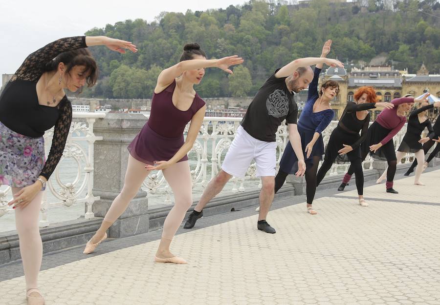 Cientos de bailarinas y bailarines volvieron a llenar un año más el Paseo de La Concha para celebrar el mes de la danza.